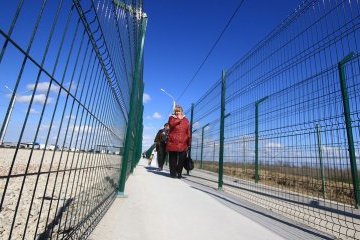Російські окупанти зводять паркан між Кримом і материком