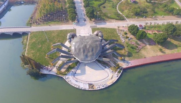 На березі китайського озера з'явився гігантський краб