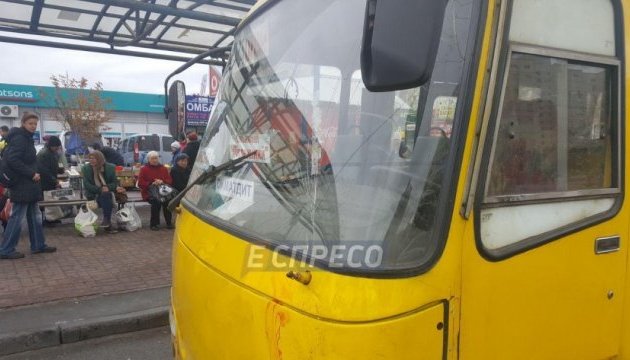 Наїзд маршрутки на зупинку: поліція Києва повідомила подробиці 