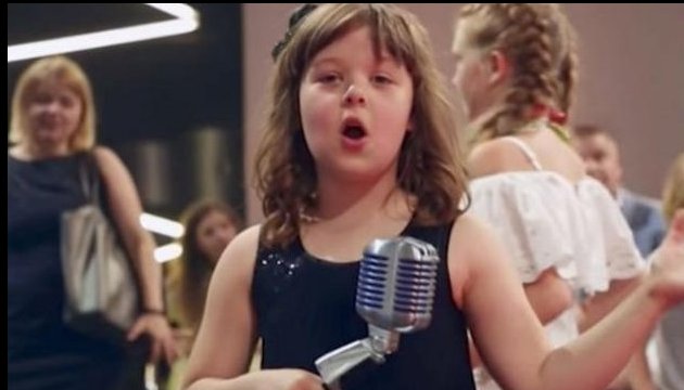 Une petite Ukrainienne atteinte d’autisme a chanté Edith Piaf lors du concours de la chanson (vidéo)