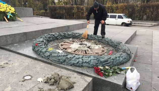 Вандалізм: Київгаз чистить від цементу Вічний вогонь
