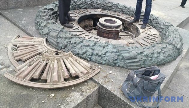 У Києві вандали залили цементом Вічний вогонь