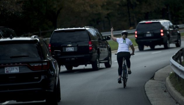 Американку, що показала кортежу Трампа середній палець, вигнали з роботи Американку, що показала кортежу Трампа середній палець, вигнали з роботи