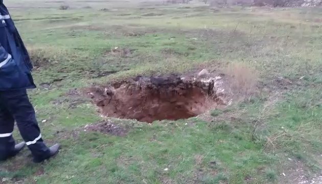 Dans la région de Donetsk, un glissement de terrain a provoqué un trou de 15 mètres (photos)
