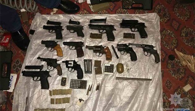 У Новомосковську в квартирі виявили арсенал: гранати, набої та вогнепальна зброя