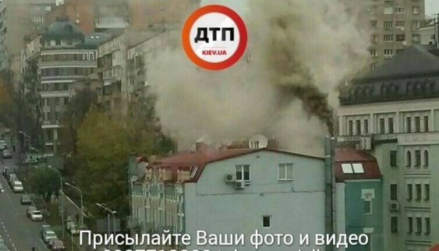 У центрі Києва горить будинок