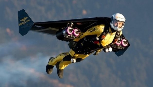 Британець у летючому костюмі побив світовий рекорд швидкості