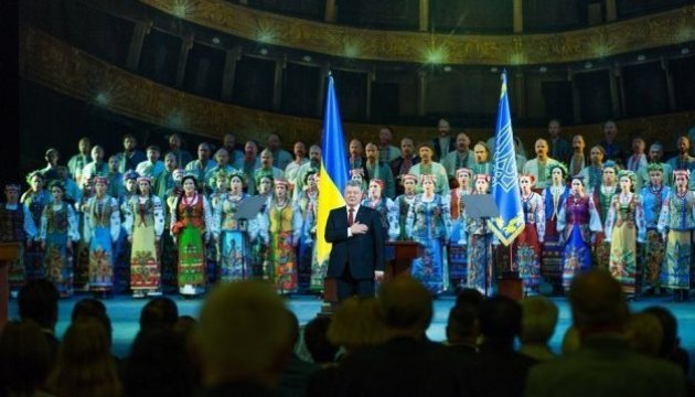 Poroschenko bedankt sich beim Kollektiv der Nationaloper für Konzerte im ATO-Gebiet