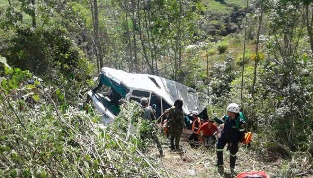У Колумбії автобус із туристами впав у прірву, є загиблі