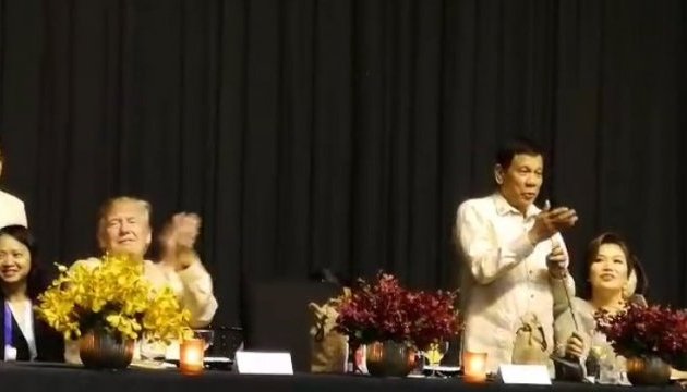Президент Філіппін заспівав “для Трампа”