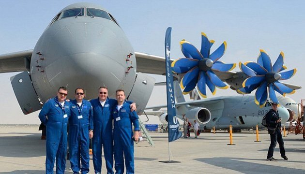 Demonstrationsflug von AN-132D bei Dubai Air Show