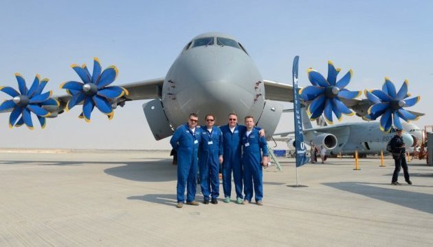 La empresa Antónov muestras sus aviones en Dubai Air Show (Fotos)