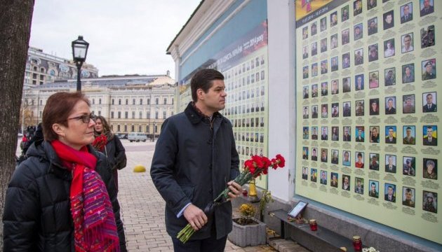U.S. assistant secretary lays flowers at Wall of Memory in Kyiv 