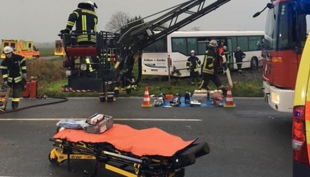 В Германии фургон врезался в школьный автобус, 30 пострадавших В Германии фургон врезался в школьный автобус, 30 пострадавших