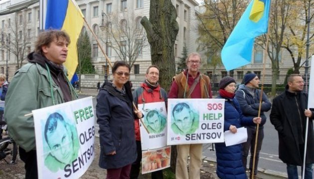 Demo vor russischer Botschaft in Berlin: Aktivisten fordern Freilassung von Oleh Senzow