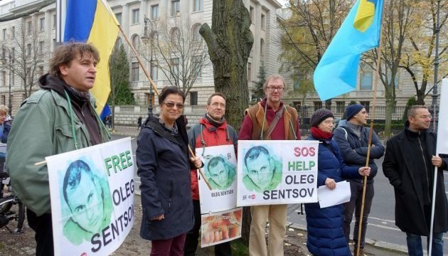 PEN centre holds rally in support of Sentsov, Sushchenko near Russian Embassy in Berlin. Photos