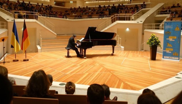 El pianista ucraniano Botvynov establece récord mundial en Berlín (Fotos. Vídeo)