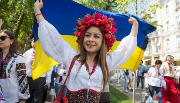L'Ukraine célèbre la Journée de la vychyvanka, la chemise brodée traditionnelle