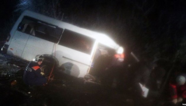 В России автобус столкнулся с лесовозом, 15 погибших В России автобус столкнулся с лесовозом, 15 погибших