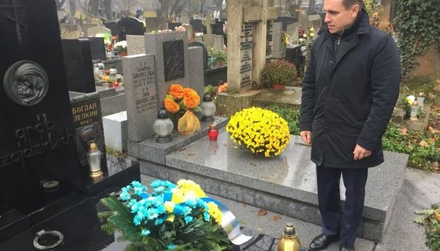 Елисеев в Кракове возложил цветы на могилу Богдана Лепкого Елисеев в Кракове возложил цветы на могилу Богдана Лепкого