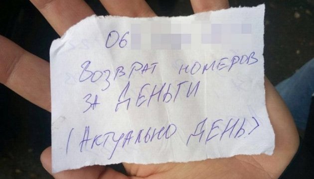У Києві затримали викрадачів номерів з посольських авто