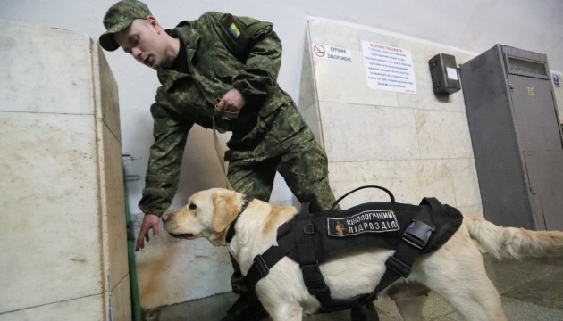 У Києві евакуювали готель на Інститутській - шукають бомбу