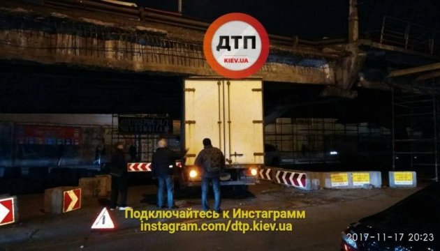 Под Шулявским мостом в Киеве застряла фура Под Шулявским мостом в Киеве застряла фура