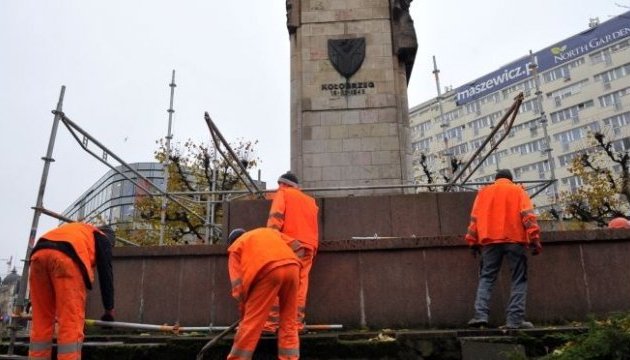 В польском Щецине сносят советский памятник В польском Щецине сносят советский памятник