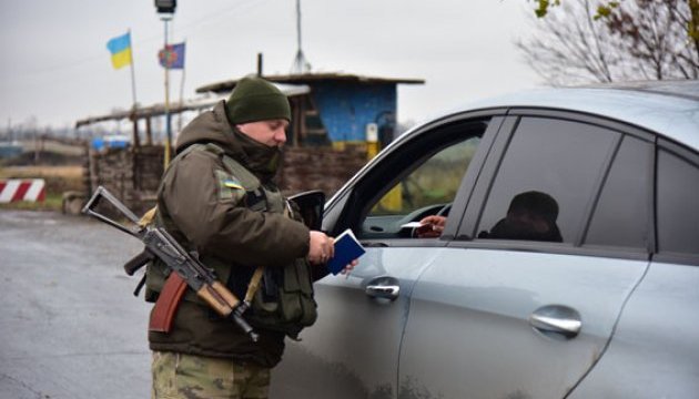 На пунктах пропуску в АТО - в черзі 165 авто