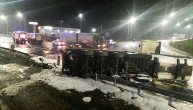 На трассе под Львовом перевернулся бензовоз, топливо залило трассу На трассе под Львовом перевернулся бензовоз, топливо залило трассу