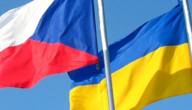 Despliegan la bandera de Ucrania en el centro de Praga para recordar la agresión rusa (Vídeo)