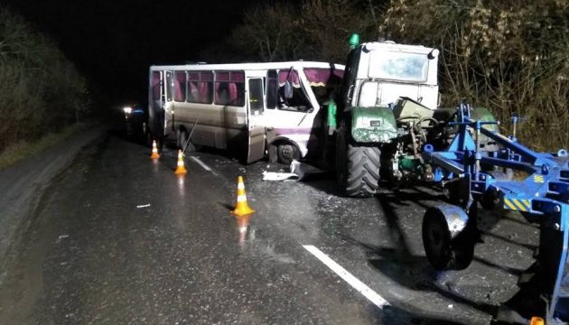 На Луганщині автобус зіткнувся з трактором, 13 постраждалих