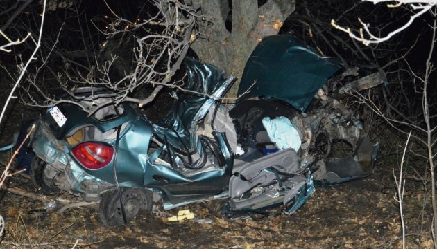 На Дніпропетровщині підлітки на Nissan влетіли в дерево: 4 загиблих