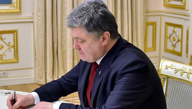 Poroshenko signs law banning Russians from being observers in Ukraine elections