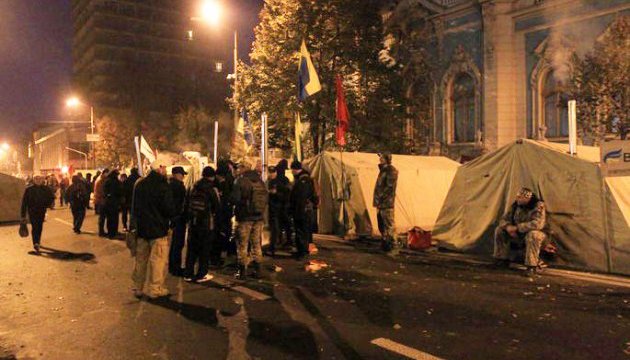 За тарелку каши – под Радой... Вот такая «политическая жизнь» За тарелку каши – под Радой... Вот такая «политическая жизнь»