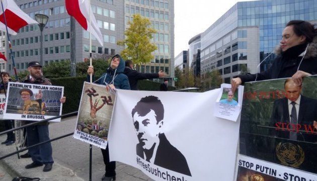 Activistas celebran una manifestación en apoyo a Súshchenko y Sharoiko en Bruselas