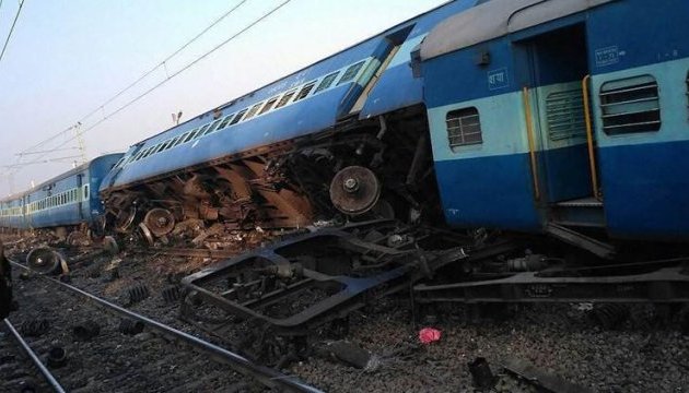 В Індії пасажирський потяг зійшов з рейок: є загиблі