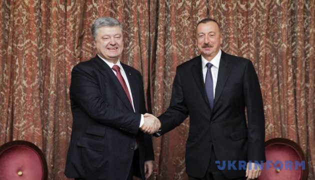 Poroshenko y Aliyev se manifiestan a favor de ampliar el comercio entre los países