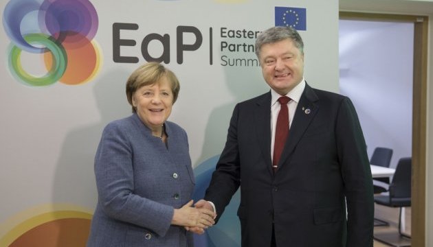 Poroshenko, Merkel discuss escalation in Donbas and release of hostages