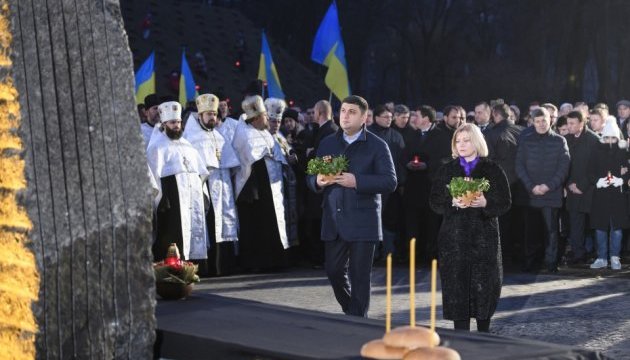 Гройсман закликав українців вшанувати пам'ять загиблих від голоду хвилиною мовчання