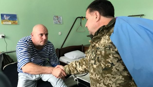 Полторак нагородив поранених військовослужбовців у Сєверодонецьку
