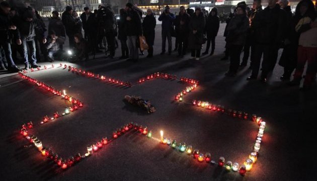 У Харкові виклали хрест зі свічок у пам'ять про жертв Голодомору