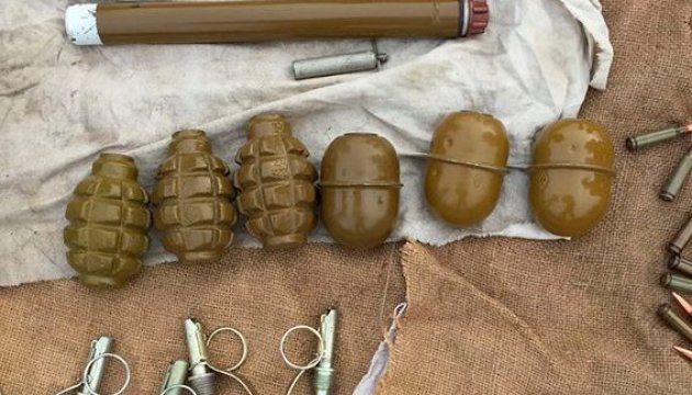 На Дніпропетровщині знайшли три схрони з набоями та гранатометами