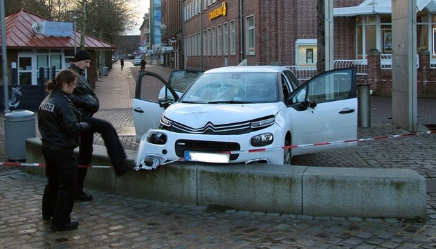 У Німеччині автомобіль в'їхав у натовп: постраждали 6 осіб