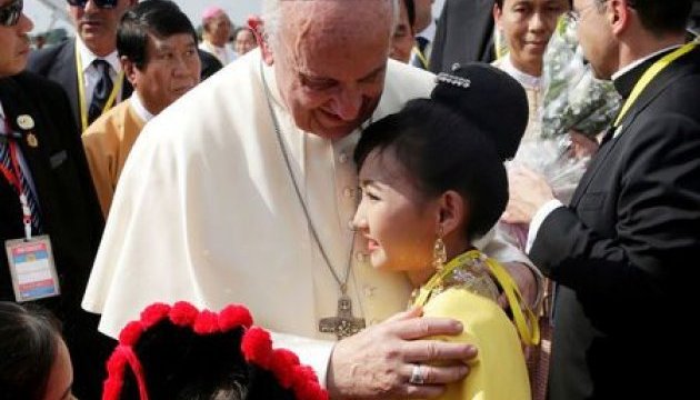 Папа Римський приїхав до М'янми