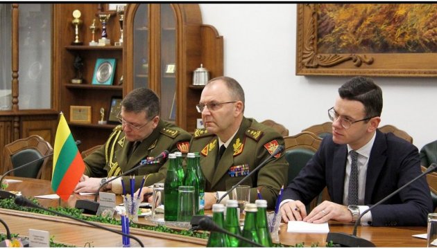 Полторак обговорив з начальником литовського генштабу постачання зброї