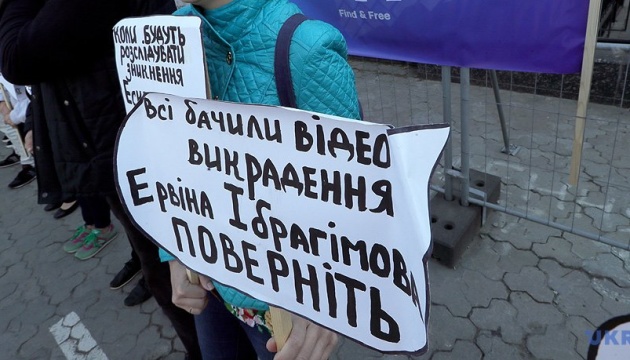 Акція “Де Ервін?”: під посольство Росії у Києві принесли м’ясорубку