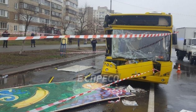У Києві автобус протаранив вантажівку, постраждала жінка