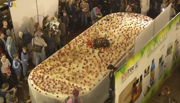 Дві тонни: у Києві приготували найбільший в Україні вегетаріанський торт