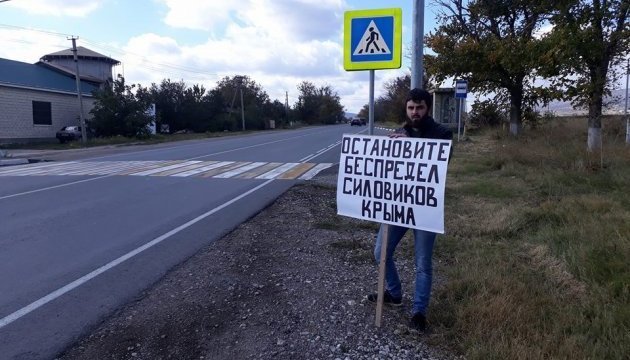 Проти кримськотатарських активістів відкривають справи за одиночні пікети